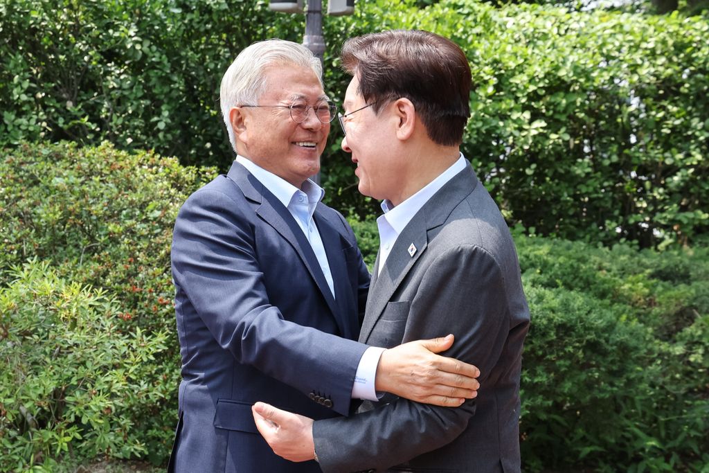 Lee, Moon stress party unity ahead of DPK leadership race thumbnail